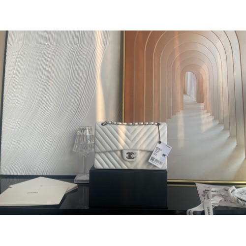 Класическа чанта Chanel от агнешка кожа, сребриста метална V01112, бяла
