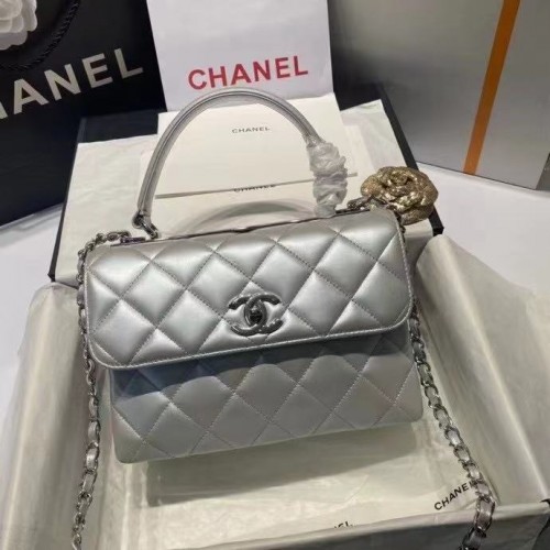Чанта Chanel с капак и горна дръжка AS2215 Сребриста