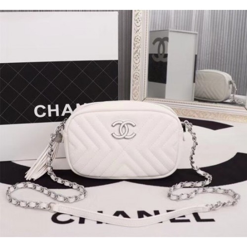 Мини чанта през рамо Chanel от овча кожа 4669 бяла