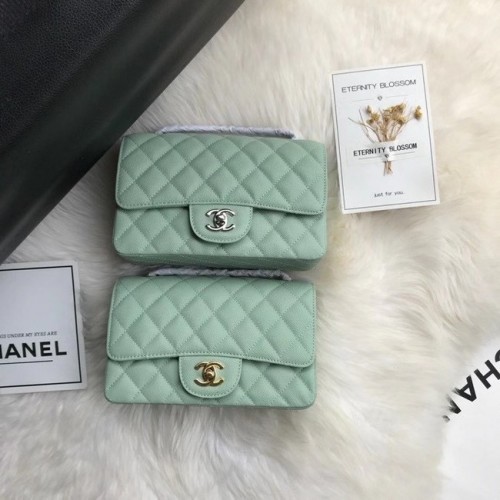 Мини чанта Chanel с капак от телешка кожа Grained Calfskin A1116 светло зелена