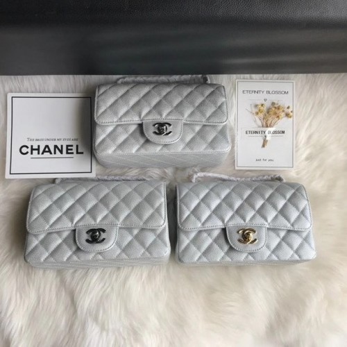 Мини чанта Chanel с капак от телешка кожа с текстура A1116, сребриста