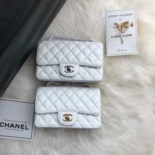 Мини чанта Chanel с капак от телешка кожа с текстурирана текстура A1116 бяла