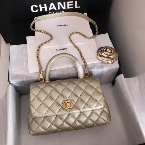 Оригинална чанта Chanel Caviar от кожа с капак и горна дръжка A92290, светло златист и метален цвят