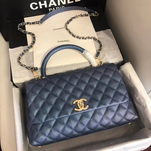 Оригинална чанта Chanel Caviar от кожа с капак и горна дръжка A92292 в син и златист метал