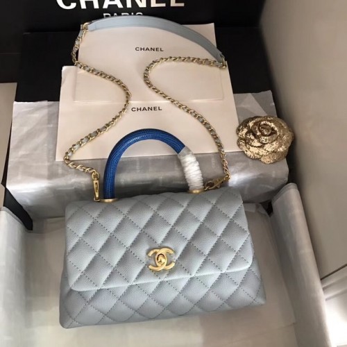 Оригинална чанта Chanel Caviar от кожа с капак и горна дръжка B92292, светлосиньо и златисто-метална