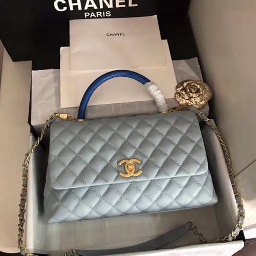 Оригинална чанта Chanel Caviar от кожа с капак и горна дръжка B92292, светлосиньо и златисто-метална