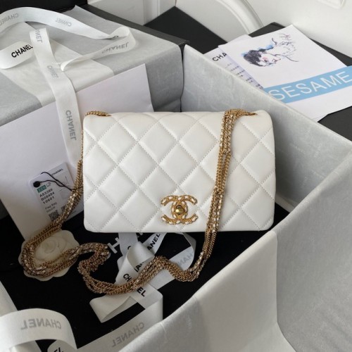 Малка чанта Chanel FLAP BAG от агнешка кожа, златист метал AS3386, бяла