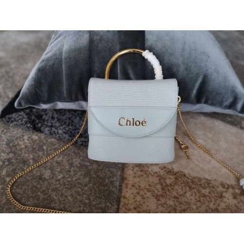 Чанта Chloe Small Aby Lock с верижка в релефен ефект на гущер върху телешка кожа с козя кожа 3S035 светло синьо