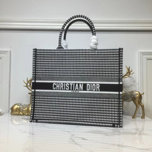 Чанта тип „книга“ DIOR от бродирано платно C1286 Thousand Bird