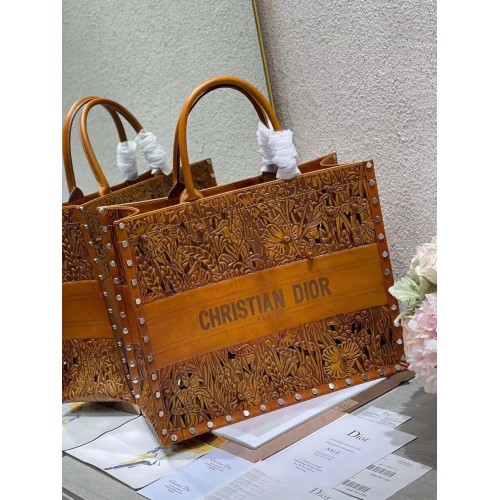 Чанта Dior Book Tote с многоцветна бродерия M1297ZR-5 ЖЪЛТА
