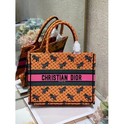 Чанта за книги DIOR с оранжева и многоцветна бродерия с драконов огън M1296ZJ