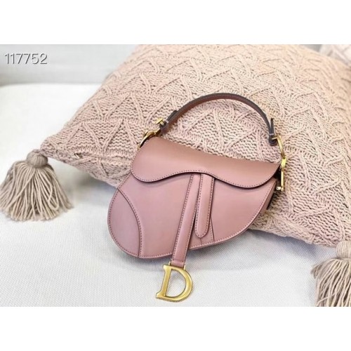 Малка чанта през седло DIOR от телешка кожа M0445CW розова