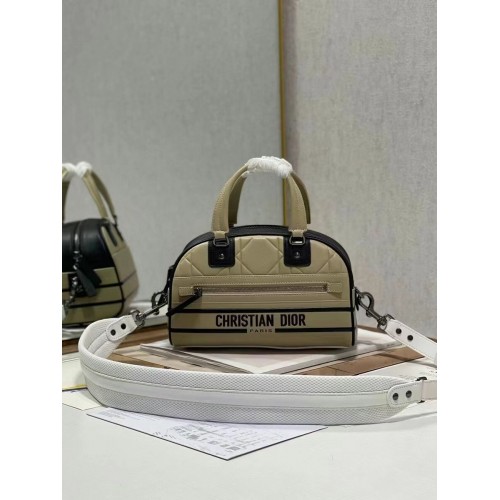 Чанта тип „тоут“ от кожа с релефна структура DIOR средно големи размери C9178A, цвят кайсия