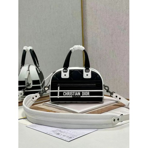 Чанта тип „тоут“ от кожа с релефна форма DIOR средна размер C9178A черна