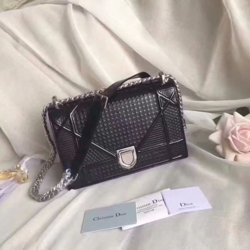 Чанта DIORAMA от черна металическа телешка кожа с мотив микроканаж M0422