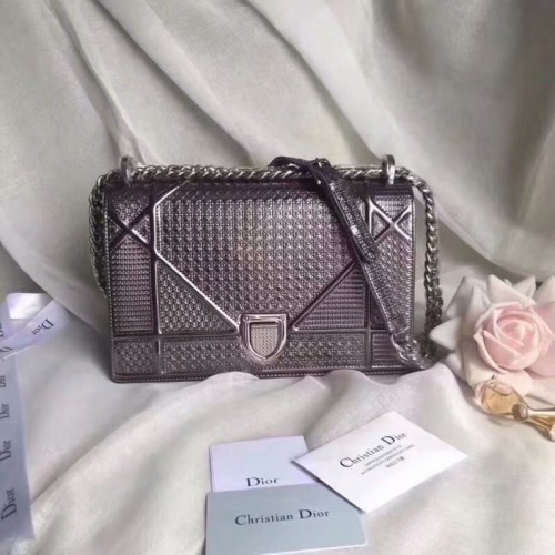 Чанта DIORAMA от метална телешка кожа с мотив микроканаж M0422 сива