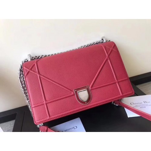 Чанта с капак „Диорама“ от червена зърнеста телешка кожа с голям дизайн на канал M0422