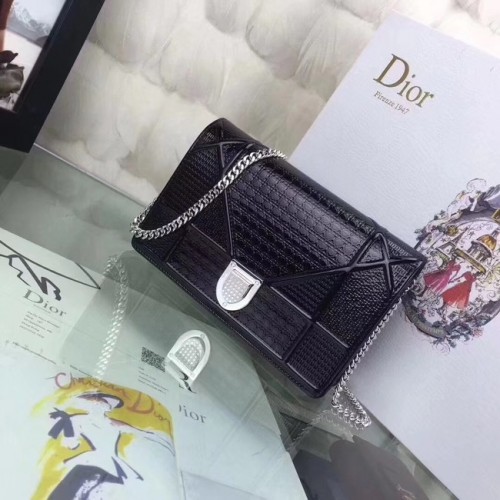 ДИОРАМА ПОРТФЕЙЛ С ВЕРИЖКА КЛЪЧ ОТ МЕТАЛНА ТЕЛЕШКА КОЖА С МОТИВ МИКРОКАНАЖ S0328 черен