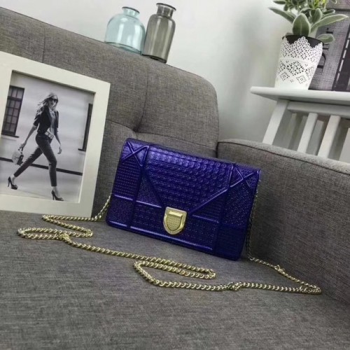 ДИОРАМА ПОРТФЕЙЛ С ВЕРИЖКА И КЛЪЧ ОТ МЕТАЛНА ТЕЛЕШКА КОЖА С МОТИВ МИКРОКАНАЖ S0328 син