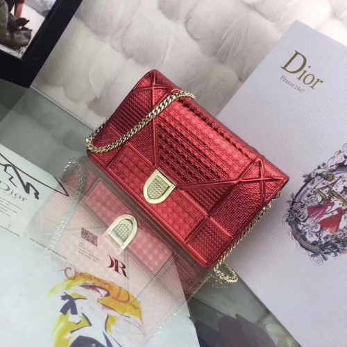 ДИОРАМА ПОРТФЕЙЛ С ВЕРИЖКА И КЛЪЧ ОТ МЕТАЛНА ТЕЛЕШКА КОЖА С МОТИВ МИКРОКАНАЖ S0328 червен