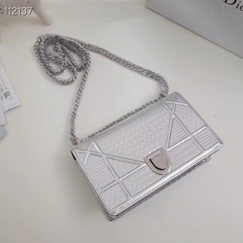 Кожена чанта Dior DIORAMA S0328 сребриста