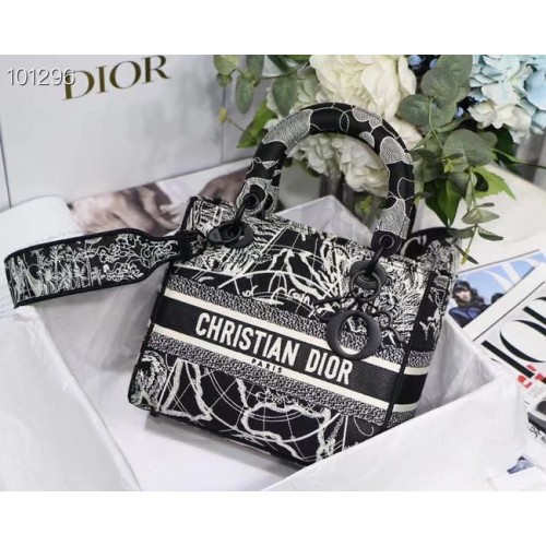 Dior СРЕДНА ДАМСКА ЧАНТА D-LITE Бродирана M0565-14