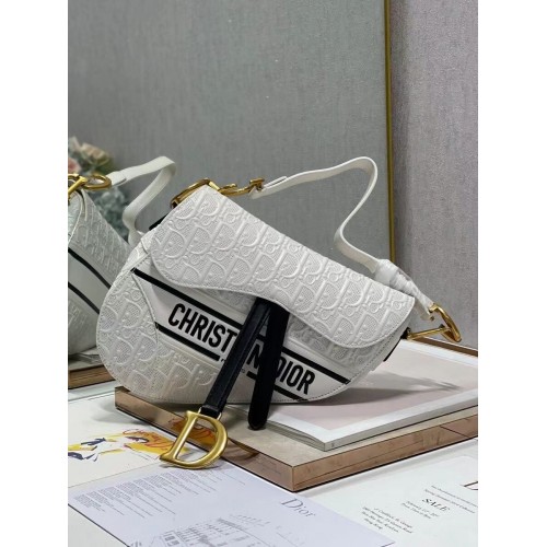 СЕДЛО Dior ОТ КАЛФСЛЕЕР C9406 бяло