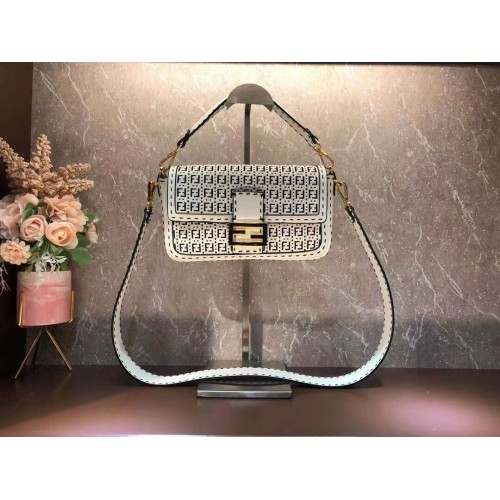 Чанта FENDI BAGUETTE F1520 бяла