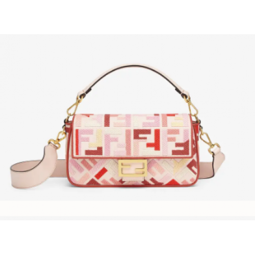 Чанта Fendi Baguette от колекцията Lunar New Year Limited Capsule 8BR600A