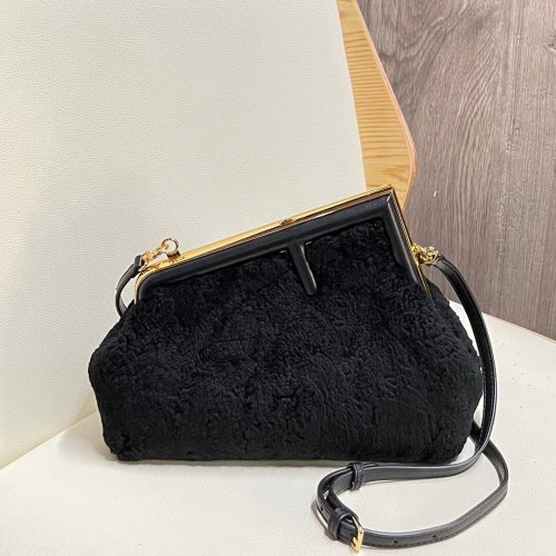 FENDI FIRST SMALL чанта от вълнена овча кожа 5FB2217 черна