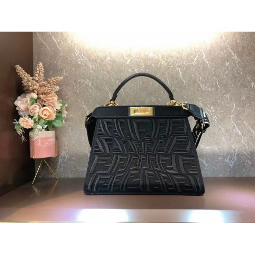Чанта FENDI PEEKABOO ICONIC ESSENTIALLY от естествена кожа F1516 черна