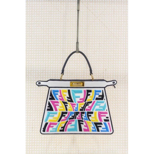 Чанта FENDI PEKABOO ICONIC ESSENTIAL от естествена кожа F1516 цвят