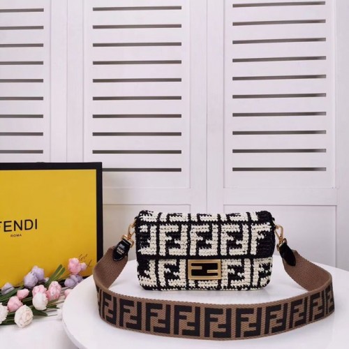Чанта от плат FENDI F0904 черна