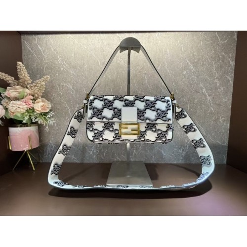 Чанта от плетена кожа Fendi BAGUETTE в черно и сиво 8BR600A