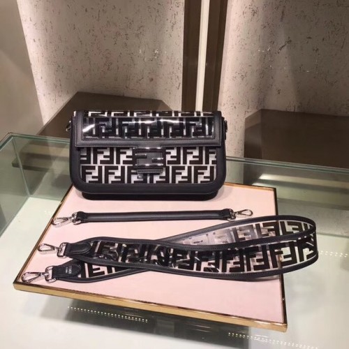 Чанта тип „тоут“ Fendi BAGUETTE MINI от PU 8BS018 черна