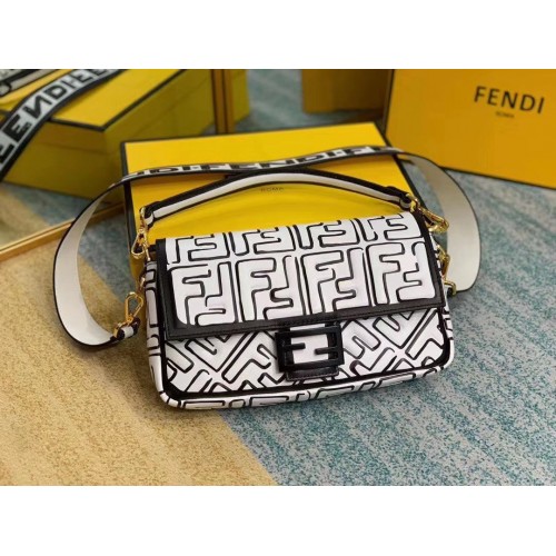 Чанта Fendi BAGUETTE Original F2468 бяла