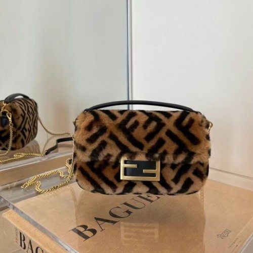 Чанта от агнешка кожа Fendi BAGUETTE 5FB0331 кафява