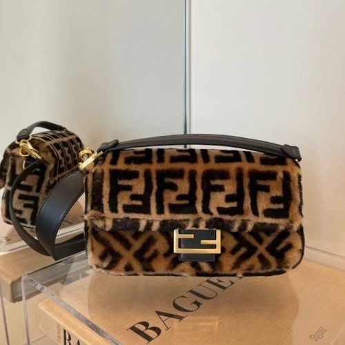 Чанта от агнешка кожа Fendi BAGUETTE 5FB0332 кафява