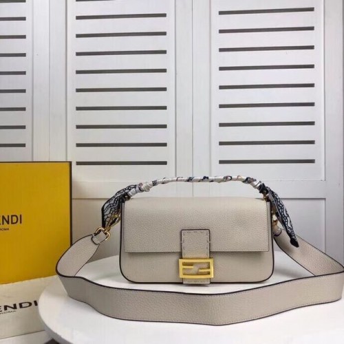 Кожена чанта Fendi BAGUETTE F2466 бежова