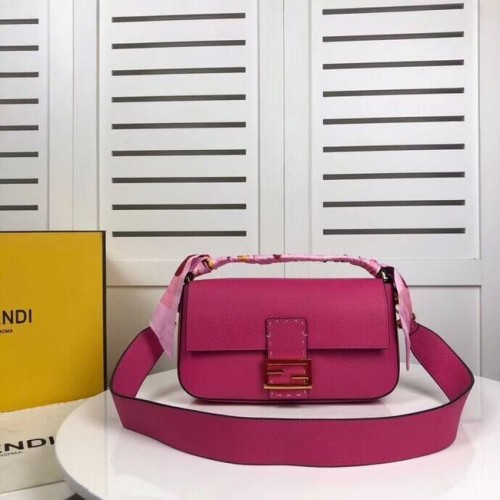 Кожена чанта Fendi BAGUETTE F2466 розова