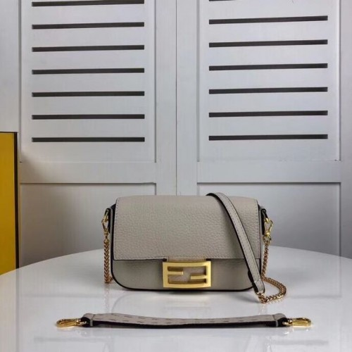 Кожена чанта Fendi BAGUETTE F2467 бежова