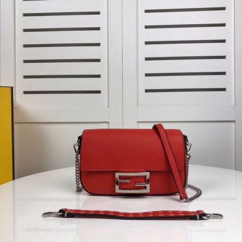 Кожена чанта Fendi BAGUETTE F2467 червена