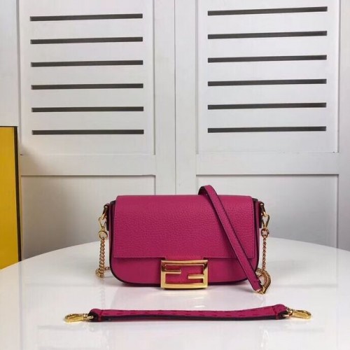 Кожена чанта Fendi BAGUETTE F2467 розова