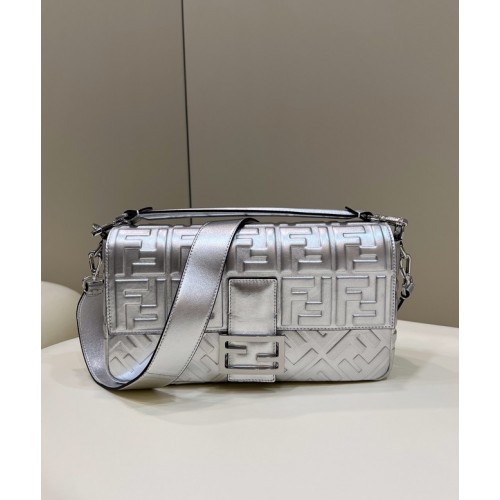 Голяма кожена чанта Fendi Baguette 8BR771A сребриста