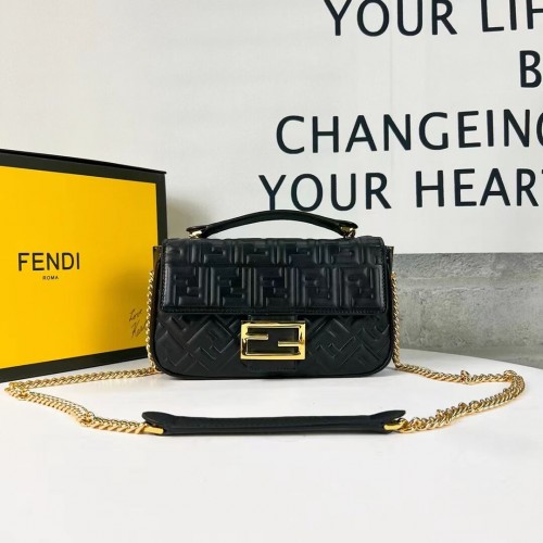 Чанта от естествена кожа Fendi Baguette F0881 Черна