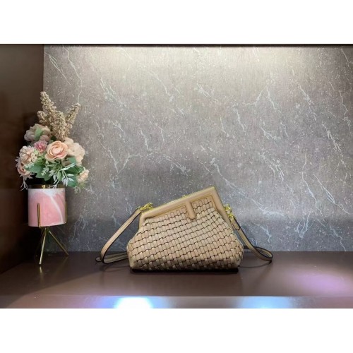Чанта Fendi First Small от естествена кожа 8BP129A цвят кайсия