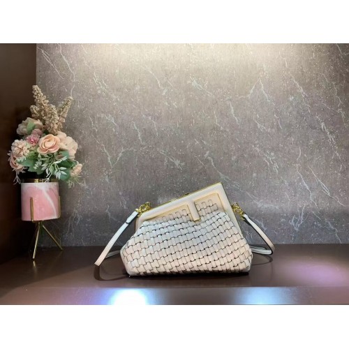 Чанта Fendi First Small от естествена кожа 8BP129A кремава