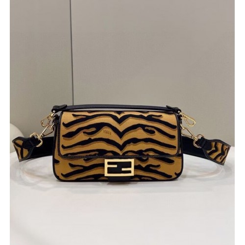 Чанта за рамо FENDI MIDI BAGUETTE от плат 8BM023 кафява