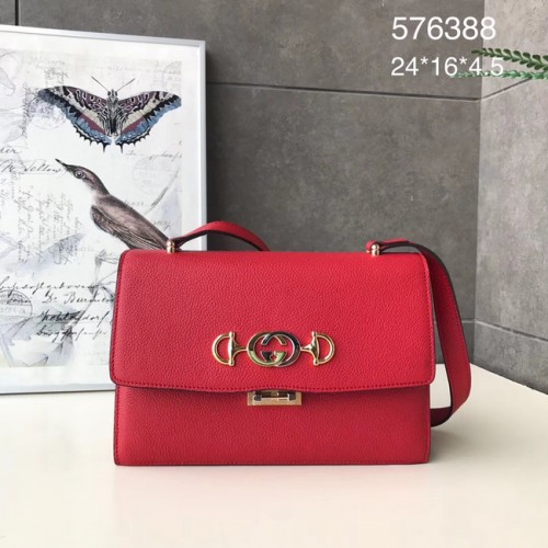 Кожена чанта през рамо Gucci GG A576388 червена