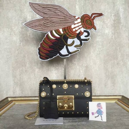 Кожена чанта през рамо Gucci с катинар и шипове 432182A черна